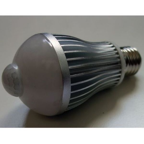 Ampoule LED détecteur interne 3000K 6W E27